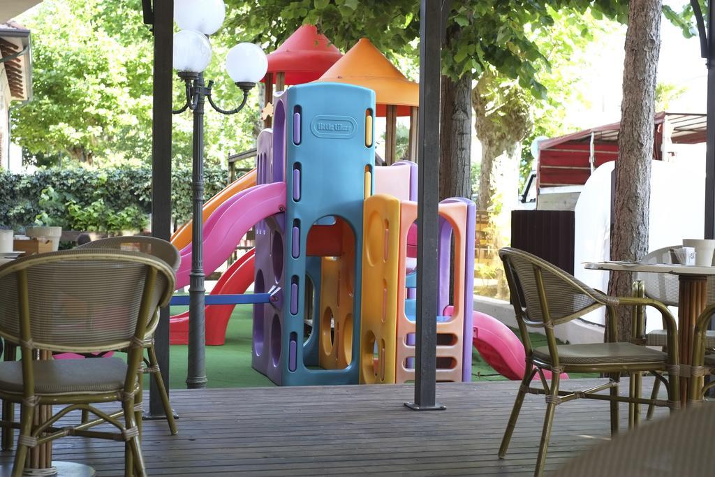 Hotel Fra I Pini Rimini Bagian luar foto
