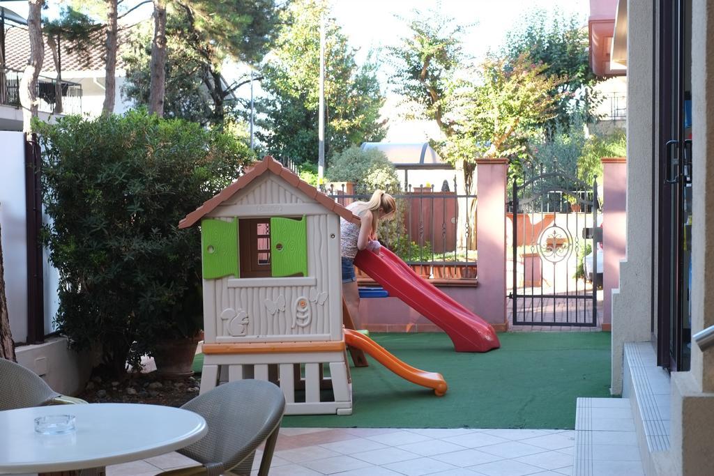 Hotel Fra I Pini Rimini Bagian luar foto