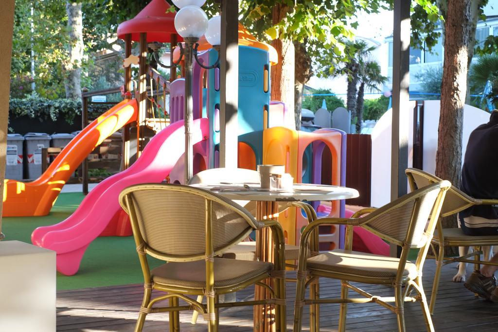 Hotel Fra I Pini Rimini Bagian luar foto