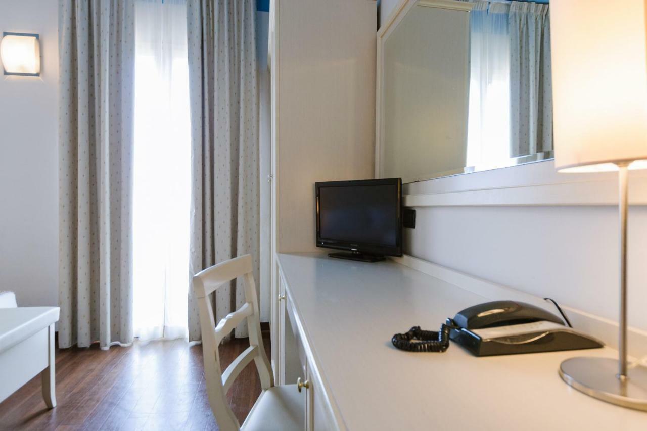 Hotel Fra I Pini Rimini Bagian luar foto